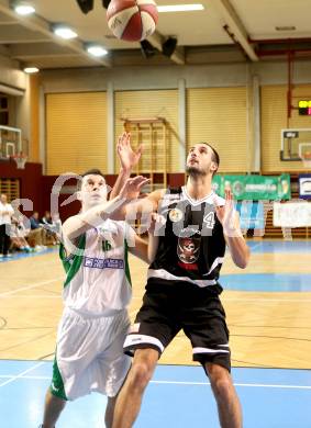 Basketball 2. Bundesliga. KOS Klagenfurt/Celovec gegen Panaceo Villach Raiders. Darko Prolic, (KOS), Matic Pticak (Villach). Klagenfurt, 26.10.2013.
Foto: Kuess
---
pressefotos, pressefotografie, kuess, qs, qspictures, sport, bild, bilder, bilddatenbank