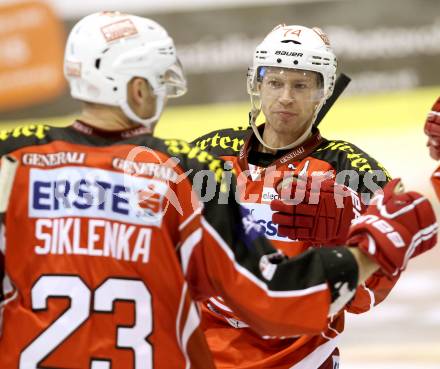 EBEL. Eishockey Bundesliga. KAC gegen UPC Vienna Capitals. Torjubel Jamie Lundmark, Mike Siklenka (KAC). Klagenfurt, am 27.10.2013
Foto: Kuess 

---
pressefotos, pressefotografie, kuess, qs, qspictures, sport, bild, bilder, bilddatenbank