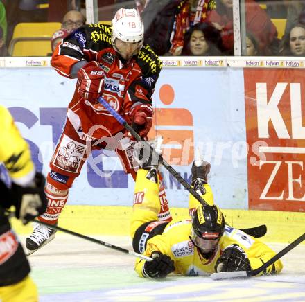 EBEL. Eishockey Bundesliga. KAC gegen UPC Vienna Capitals. Thomas Koch,  (KAC), Adrian Veidemann (Caps). Klagenfurt, am 27.10.2013
Foto: Kuess 

---
pressefotos, pressefotografie, kuess, qs, qspictures, sport, bild, bilder, bilddatenbank