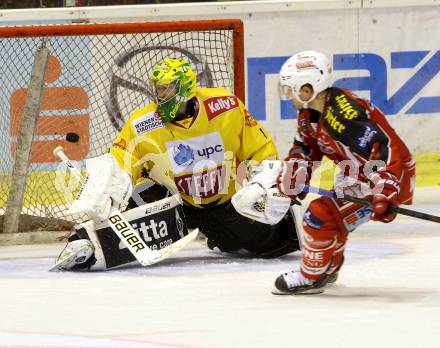 EBEL. Eishockey Bundesliga. KAC gegen UPC Vienna Capitals. Thomas Koch,  (KAC), Matthew Zaba (Caps). Klagenfurt, am 27.10.2013
Foto: Kuess 

---
pressefotos, pressefotografie, kuess, qs, qspictures, sport, bild, bilder, bilddatenbank