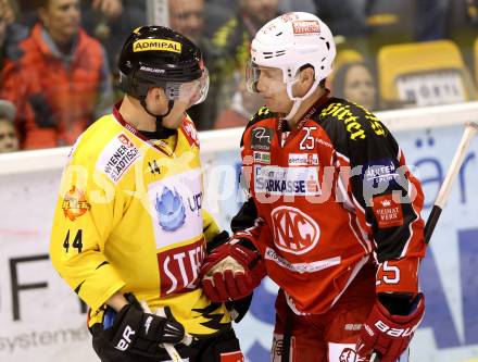 EBEL. Eishockey Bundesliga. KAC gegen UPC Vienna Capitals. Kirk Furey, (KAC), Jamie Fraser  (Caps). Klagenfurt, am 25.10.2013
Foto: Kuess 

---
pressefotos, pressefotografie, kuess, qs, qspictures, sport, bild, bilder, bilddatenbank