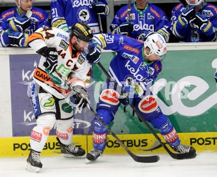 EBEL. Eishockey Bundesliga. EC VSV gegen Moser Medical Graz 99ers.  Nico Brunner, (VSV), Olivier Latendresse  (Graz). Villach, am 27.10..2013.
Foto: Kuess 


---
pressefotos, pressefotografie, kuess, qs, qspictures, sport, bild, bilder, bilddatenbank