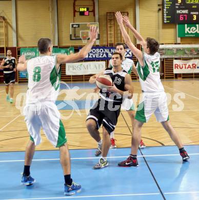 Basketball 2. Bundesliga. KOS Klagenfurt/Celovec gegen Panaceo Villach Raiders. Ales Primc, Aljosa Thurner, (KOS),  Gasper Jeromen (Villach). Klagenfurt, 26.10.2013.
Foto: Kuess
---
pressefotos, pressefotografie, kuess, qs, qspictures, sport, bild, bilder, bilddatenbank