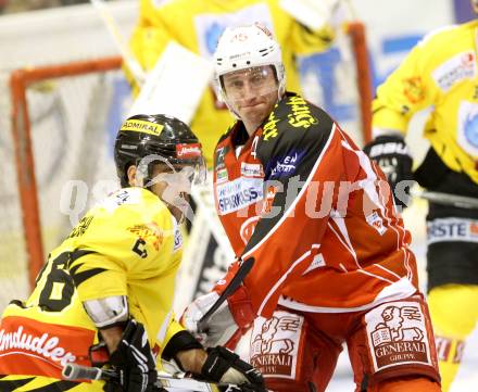 EBEL. Eishockey Bundesliga. KAC gegen UPC Vienna Capitals. David Schuller, (KAC), Michael Schiechl  (Caps). Klagenfurt, am 27.10.2013
Foto: Kuess 

---
pressefotos, pressefotografie, kuess, qs, qspictures, sport, bild, bilder, bilddatenbank