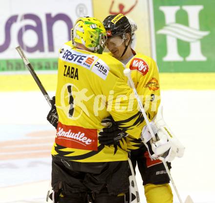 EBEL. Eishockey Bundesliga. KAC gegen UPC Vienna Capitals. Jubel Matthew Zaba, Justin Fletcher  (Caps). Klagenfurt, am 27.10.2013
Foto: Kuess 

---
pressefotos, pressefotografie, kuess, qs, qspictures, sport, bild, bilder, bilddatenbank