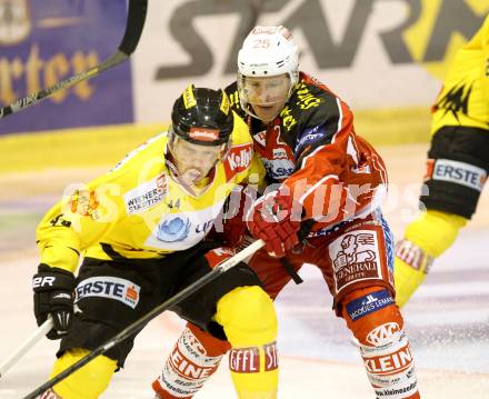 EBEL. Eishockey Bundesliga. KAC gegen UPC Vienna Capitals. Kirk Furey   (KAC), Jamie Fraser (Caps).. Klagenfurt, am 25.10.2013
Foto: Kuess 

---
pressefotos, pressefotografie, kuess, qs, qspictures, sport, bild, bilder, bilddatenbank