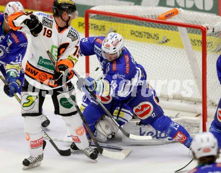 EBEL. Eishockey Bundesliga. EC VSV gegen Moser Medical Graz 99ers.  Stefan Bacher, (VSV), Ryan Kinasewich  (Graz). Villach, am 27.10..2013.
Foto: Kuess 


---
pressefotos, pressefotografie, kuess, qs, qspictures, sport, bild, bilder, bilddatenbank