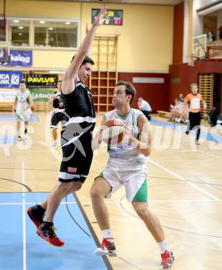 Basketball 2. Bundesliga. KOS Klagenfurt/Celovec gegen Panaceo Villach Raiders. Rok Papic, (KOS), Michael Stoecklmayr  (Villach). Klagenfurt, 26.10.2013.
Foto: Kuess
---
pressefotos, pressefotografie, kuess, qs, qspictures, sport, bild, bilder, bilddatenbank