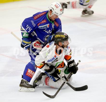 EBEL. Eishockey Bundesliga. EC VSV gegen Moser Medical Graz 99ers.  Curtis Fraser,  (VSV), Greg Day (Graz). Villach, am 27.10..2013.
Foto: Kuess 


---
pressefotos, pressefotografie, kuess, qs, qspictures, sport, bild, bilder, bilddatenbank