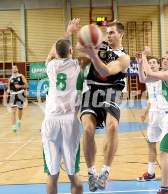 Basketball 2. Bundesliga. KOS Klagenfurt/Celovec gegen Panaceo Villach Raiders. Ales Primc, (KOS), Gasper Jeromen (Villach). Klagenfurt, 26.10.2013.
Foto: Kuess
---
pressefotos, pressefotografie, kuess, qs, qspictures, sport, bild, bilder, bilddatenbank