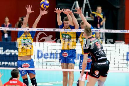 Volleyball Champions League. SK Posijilnica Aich/Dob gegen Lube Banca Marche MACERATA. Rok Satler, Danijel Koncilja, Stanislaw Wawrzynczyk (Aich/Dob). Klagenfurt, am 30.10.2013.
Foto: Kuess
---
pressefotos, pressefotografie, kuess, qs, qspictures, sport, bild, bilder, bilddatenbank