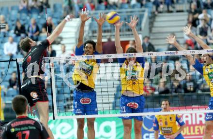 Volleyball Champions League. SK Posijilnica Aich/Dob gegen Lube Banca Marche MACERATA. Valdir de Sousa Sequeira, Danijel Koncilja, Andrej Grut (Aich/Dob). Klagenfurt, am 30.10.2013.
Foto: Kuess
---
pressefotos, pressefotografie, kuess, qs, qspictures, sport, bild, bilder, bilddatenbank