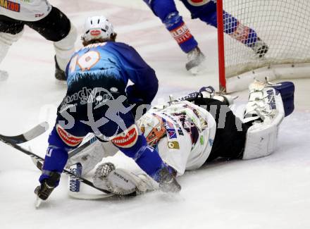 EBEL. Eishockey Bundesliga. EC VSV gegen SAPA Fehervar AV19. Brock McBride, (VSV), RAJNA Miklos (Alba Volan). Villach, am 31.10..2013.
Foto: Kuess 


---
pressefotos, pressefotografie, kuess, qs, qspictures, sport, bild, bilder, bilddatenbank