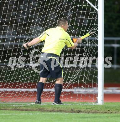 Fussball Regionalliga. VSV gegen LASK. Schiedsrichter Assistent ueberpreuft das Tornetz. Villach, 31.10.2013.
Foto: Kuess
---
pressefotos, pressefotografie, kuess, qs, qspictures, sport, bild, bilder, bilddatenbank