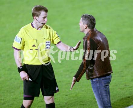 Fussball Bundesliga. RZ Pellets WAC gegen SV Scholz Groedig. Trainer Dietmar Kuehbauer, Schiedsrichter Markus Hameter (WAC). Wolfsberg, 2.11.2013.
Foto: Kuess

---
pressefotos, pressefotografie, kuess, qs, qspictures, sport, bild, bilder, bilddatenbank