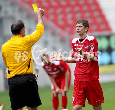 Fussball. Regionalliga. Austria Klagenfurt gegen Vorwaerts Steyr. gelbe Karte fuer Ernst Koll (Vorwaerts Steyr). Klagenfurt, 2.11.2013.
Foto: Kuess 
---
pressefotos, pressefotografie, kuess, qs, qspictures, sport, bild, bilder, bilddatenbank