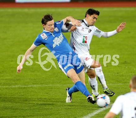 Fussball Bundesliga. RZ Pellets WAC gegen SV Scholz Groedig. David De Paula, (WAC), Sascha Boller (Groedig). Wolfsberg, 2.11.2013.
Foto: Kuess

---
pressefotos, pressefotografie, kuess, qs, qspictures, sport, bild, bilder, bilddatenbank