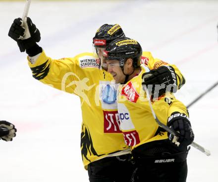 EBEL. Eishockey Bundesliga. EC VSV gegen UPC Vienna Capitals. Torjubel Adrian Veideman, Jonathan Ferland (Caps). Villach, am 3.11.2013.
Foto: Kuess 


---
pressefotos, pressefotografie, kuess, qs, qspictures, sport, bild, bilder, bilddatenbank