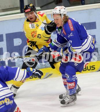 EBEL. Eishockey Bundesliga. EC VSV gegen UPC Vienna Capitals. Michael Forney,  (VSV), Markus Schlacher (Caps). Villach, am 3.11.2013.
Foto: Kuess 


---
pressefotos, pressefotografie, kuess, qs, qspictures, sport, bild, bilder, bilddatenbank