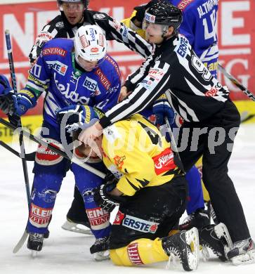 EBEL. Eishockey Bundesliga. EC VSV gegen UPC Vienna Capitals. Brock McBride,  (VSV), Jamie Fraser (Caps). Villach, am 3.11.2013.
Foto: Kuess 


---
pressefotos, pressefotografie, kuess, qs, qspictures, sport, bild, bilder, bilddatenbank