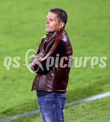 Fussball Bundesliga. RZ Pellets WAC gegen SV Scholz Groedig. Trainer Dietmar Kuehbauer (WAC). Wolfsberg, 2.11.2013.
Foto: Kuess

---
pressefotos, pressefotografie, kuess, qs, qspictures, sport, bild, bilder, bilddatenbank