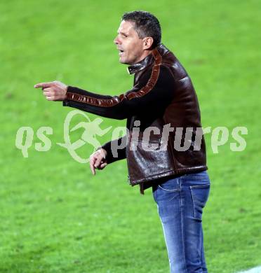 Fussball Bundesliga. RZ Pellets WAC gegen SV Scholz Groedig. Trainer Dietmar Kuehbauer (WAC). Wolfsberg, 2.11.2013.
Foto: Kuess

---
pressefotos, pressefotografie, kuess, qs, qspictures, sport, bild, bilder, bilddatenbank