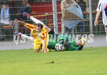 Fussball Regionalliga. SAK gegen KSV Amateure. Marcel Reichmann,  (SAK), David Fink (KSV). Welzenegg, am 3.11.2013.
Foto: Kuess
---
pressefotos, pressefotografie, kuess, qs, qspictures, sport, bild, bilder, bilddatenbank