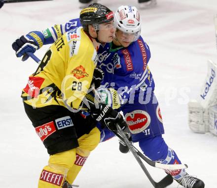 EBEL. Eishockey Bundesliga. EC VSV gegen UPC Vienna Capitals. Stefan Bacher, (VSV), Mike Ouellette  (Caps). Villach, am 3.11.2013.
Foto: Kuess 


---
pressefotos, pressefotografie, kuess, qs, qspictures, sport, bild, bilder, bilddatenbank