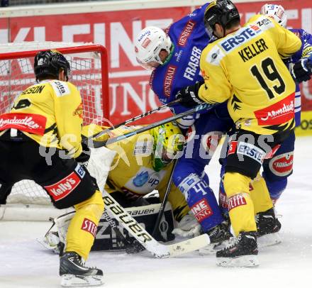 EBEL. Eishockey Bundesliga. EC VSV gegen UPC Vienna Capitals.  Curtis Fraser,  (VSV),  Justin Keller, Matthew Zaba (Caps). Villach, am 3.11.2013.
Foto: Kuess 


---
pressefotos, pressefotografie, kuess, qs, qspictures, sport, bild, bilder, bilddatenbank