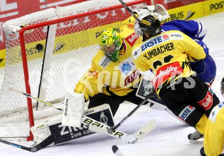 EBEL. Eishockey Bundesliga. EC VSV gegen UPC Vienna Capitals.  Marco Pewal, (VSV), Sven Klimbacher, Matthew Zaba (Caps). Villach, am 3.11.2013.
Foto: Kuess 


---
pressefotos, pressefotografie, kuess, qs, qspictures, sport, bild, bilder, bilddatenbank