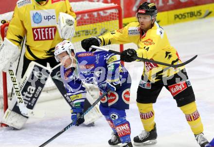 EBEL. Eishockey Bundesliga. EC VSV gegen UPC Vienna Capitals. Derek Ryan,  (VSV), Jamie Fraser (Caps). Villach, am 3.11.2013.
Foto: Kuess 


---
pressefotos, pressefotografie, kuess, qs, qspictures, sport, bild, bilder, bilddatenbank