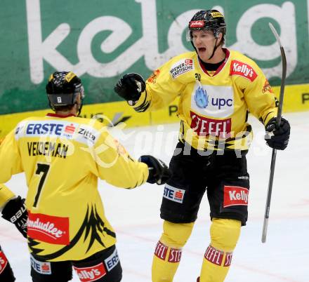 EBEL. Eishockey Bundesliga. EC VSV gegen UPC Vienna Capitals.  Torjubel Marcus Olsson, Adrian Veideman (Caps). Villach, am 3.11.2013.
Foto: Kuess 


---
pressefotos, pressefotografie, kuess, qs, qspictures, sport, bild, bilder, bilddatenbank