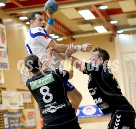 Handball HLA. SC Ferlach gegen Bregenz. Miro Barisic, (Ferlach), Alexander Wassel, Gernot Watzl  (Bregenz). Ferlach, 9.11.2013.
Foto: Kuess
---
pressefotos, pressefotografie, kuess, qs, qspictures, sport, bild, bilder, bilddatenbank