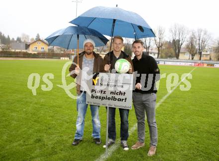 Fussball Regionalliga. VSV gegen Voecklamarkt. Spiel abgesagt. Michael Kirisits, Johannes Isopp, Christoph Cemernjak (VSV). Villach, am 9.11.2013.
Foto: Kuess
---
pressefotos, pressefotografie, kuess, qs, qspictures, sport, bild, bilder, bilddatenbank