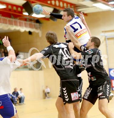 Handball HLA. SC Ferlach gegen Bregenz. Izudin Mujanovic, (Ferlach),   Povilas Babarskas  (Bregenz). Ferlach, 9.11.2013.
Foto: Kuess
---
pressefotos, pressefotografie, kuess, qs, qspictures, sport, bild, bilder, bilddatenbank