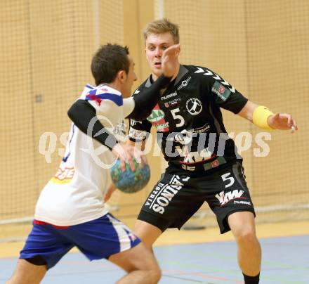 Handball HLA. SC Ferlach gegen Bregenz. Izudin Mujanovic, (Ferlach),  Marian Klopcic  (Bregenz). Ferlach, 9.11.2013.
Foto: Kuess
---
pressefotos, pressefotografie, kuess, qs, qspictures, sport, bild, bilder, bilddatenbank