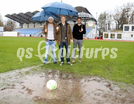 Fussball Regionalliga. VSV gegen Voecklamarkt. Spiel abgesagt. Michael Kirisits, Johannes Isopp, Christoph Cemernjak (VSV). Villach, am 9.11.2013.
Foto: Kuess
---
pressefotos, pressefotografie, kuess, qs, qspictures, sport, bild, bilder, bilddatenbank