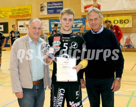 Handball HLA. SC Ferlach gegen Bregenz. Buergermeister Ingo Appe, Spieler des Abends Marian Klopcic, Kurt Steiner (ASVOE) (Ferlach). Ferlach, 9.11.2013.
Foto: Kuess
---
pressefotos, pressefotografie, kuess, qs, qspictures, sport, bild, bilder, bilddatenbank