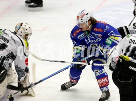 EBEL. Eishockey Bundesliga. EC VSV gegen Dornbirner Eishockey Club.  John Hughes,  (VSV), Adam Dennis (Dornbirn). Villach, am 13.11.2013.
Foto: Kuess 


---
pressefotos, pressefotografie, kuess, qs, qspictures, sport, bild, bilder, bilddatenbank