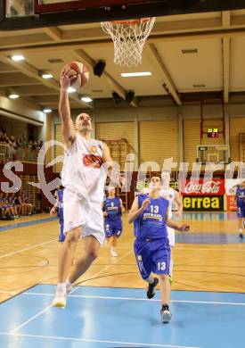 Basketball. 2. Bundesliga. Woerthersee Piraten gegen Radenthein. Joachim Buggelsheim, (Piraten), Martin STEINER (Radenthein). Klagenfurt, am 16.11.2013.
Foto: Kuess
---
pressefotos, pressefotografie, kuess, qs, qspictures, sport, bild, bilder, bilddatenbank