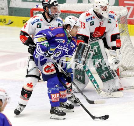 EBEL. Eishockey Bundesliga. EC VSV gegen HC TWK Innsbruck. Brock McBride,  (VSV), Craig Switzer (Innsbruck). Villach, am 22.11.2013.
Foto: Kuess 


---
pressefotos, pressefotografie, kuess, qs, qspictures, sport, bild, bilder, bilddatenbank