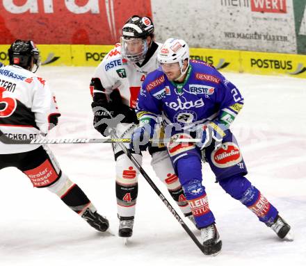 EBEL. Eishockey Bundesliga. EC VSV gegen HC TWK Innsbruck. Benjamin PEtrick,  (VSV), Craig Switzer (Innsbruck). Villach, am 22.11.2013.
Foto: Kuess 


---
pressefotos, pressefotografie, kuess, qs, qspictures, sport, bild, bilder, bilddatenbank