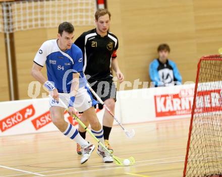 Floorball Bundesliga. VSV Unihockey gegen TVZ Wikings Zell am See. Lukas Struger,  (VSV), Roman Reitstaetter (Zell am See). Villach, am 24.11.2013.
Foto: Kuess
---
pressefotos, pressefotografie, kuess, qs, qspictures, sport, bild, bilder, bilddatenbank