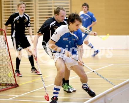 Floorball Bundesliga. VSV Unihockey gegen TVZ Wikings Zell am See. Thomas Seebacher,  (VSV), Roli Herzog (Zell am See). Villach, am 24.11.2013.
Foto: Kuess
---
pressefotos, pressefotografie, kuess, qs, qspictures, sport, bild, bilder, bilddatenbank