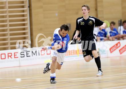 Floorball Bundesliga. VSV Unihockey gegen TVZ Wikings Zell am See. Daniel Raab, (VSV), Matthias Maczek (Zell am See). Villach, am 24.11.2013.
Foto: Kuess
---
pressefotos, pressefotografie, kuess, qs, qspictures, sport, bild, bilder, bilddatenbank