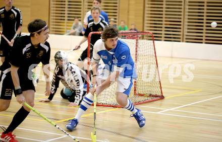 Floorball Bundesliga. VSV Unihockey gegen TVZ Wikings Zell am See. Timo Schmid (VSV), Frederik Linner (Zell am See). Villach, am 24.11.2013.
Foto: Kuess
---
pressefotos, pressefotografie, kuess, qs, qspictures, sport, bild, bilder, bilddatenbank