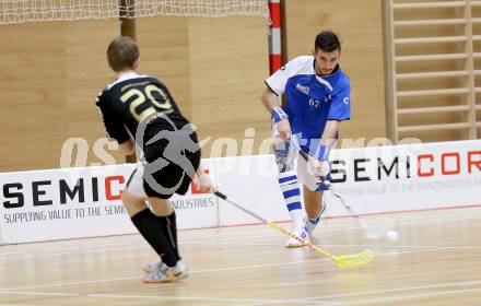 Floorball Bundesliga. VSV Unihockey gegen TVZ Wikings Zell am See. Thomas Lederer, (VSV), Matthias Maczek  (Zell am See). Villach, am 24.11.2013.
Foto: Kuess
---
pressefotos, pressefotografie, kuess, qs, qspictures, sport, bild, bilder, bilddatenbank