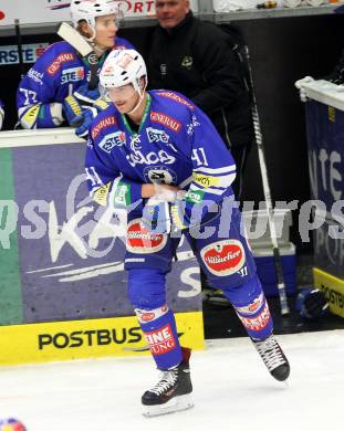 EBEL. Eishockey Bundesliga. EC VSV gegen EC Red Bull Salzburg. Mario Altmann verletzt (VSV). Villach, am 1.12.2013.
Foto: Kuess 


---
pressefotos, pressefotografie, kuess, qs, qspictures, sport, bild, bilder, bilddatenbank