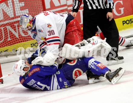 EBEL. Eishockey Bundesliga. EC VSV gegen EC Red Bull Salzburg.  FRASER Curtis (VSV), BRUECKLER Bernd (Salzburg).. Villach, am 1.12.2013.
Foto: Kuess 


---
pressefotos, pressefotografie, kuess, qs, qspictures, sport, bild, bilder, bilddatenbank