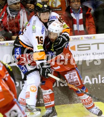 EBEL. Eishockey Bundesliga. KAC gegen Moser Medical Graz 99ers.  Thomas Koch,  (KAC), Ryan Kinasewich (Graz). Klagenfurt, am 1.12.2013
Foto: Kuess 

---
pressefotos, pressefotografie, kuess, qs, qspictures, sport, bild, bilder, bilddatenbank